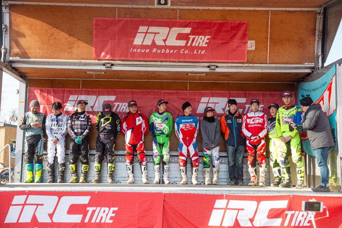 iRCトラックのステージに並ぶサポートライダー